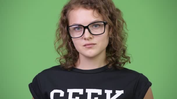 Jeune femme heureuse et belle nerd souriant tout en portant des lunettes — Video