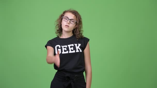 Studio Colpo Giovane Bella Donna Nerd Con Ricci Capelli Biondi — Video Stock