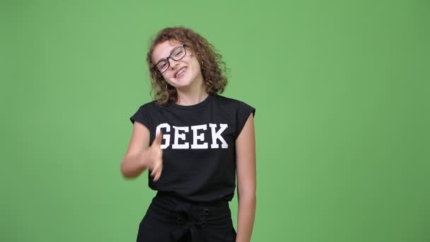 Jovem feliz bela nerd mulher dando aperto de mão — Vídeo de Stock