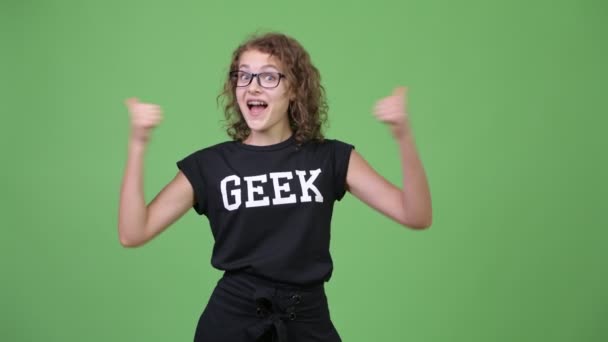 Jeune heureuse belle femme nerd donnant pouces vers le haut — Video