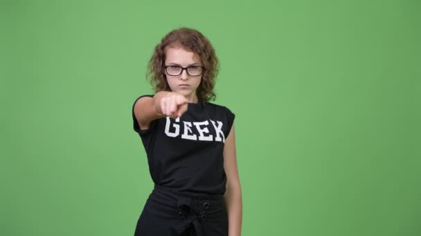 Junge wütende Nerd-Frau zeigt auf Kamera — Stockvideo