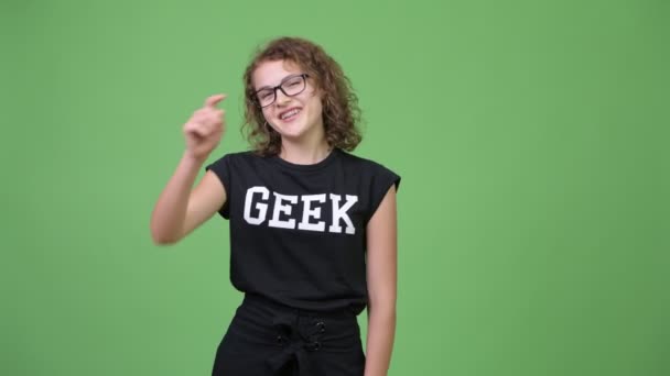 Jovem feliz linda nerd mulher apontando para a câmera — Vídeo de Stock