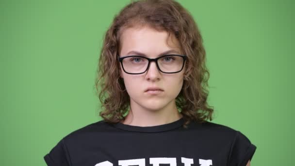 Jonge mooie nerd vrouw die betrekking hebben op ogen als drie verstandig apen concept — Stockvideo