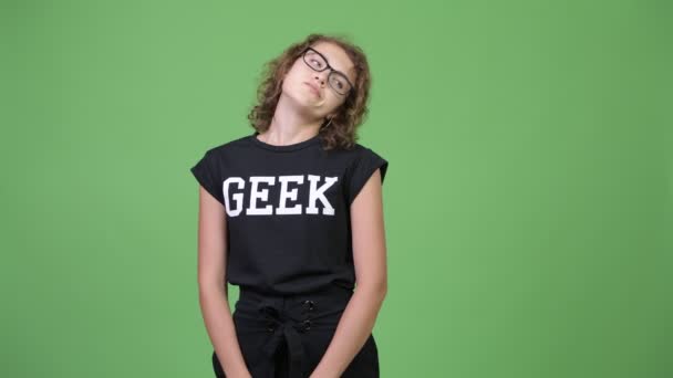 Young gefrustreerd nerd vrouw op zoek verveeld en rollende ogen — Stockvideo