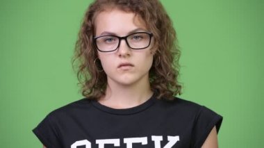 Chroma anahtar yeşil arka plana sahip karşı kıvırcık sarı saçlı Genç güzel inek kadın stüdyo çekim