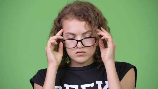 Jovem estressado nerd mulher com dor de cabeça — Vídeo de Stock