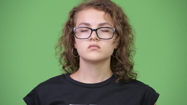 Mladí rádi krásné nerd žena uvolňující se zavřenýma očima — Stock video