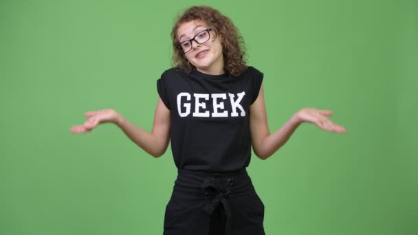 Joven hermosa nerd mujer encogiéndose de hombros — Vídeos de Stock