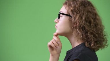 Genç güzel inek kadın düşünme profili görünümü