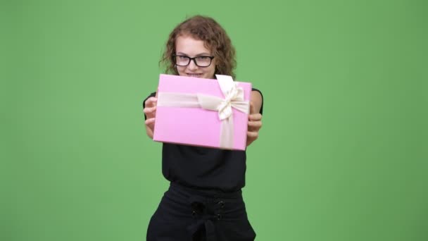 Młody szczęśliwy nerd piękna kobieta dając pudełko — Wideo stockowe