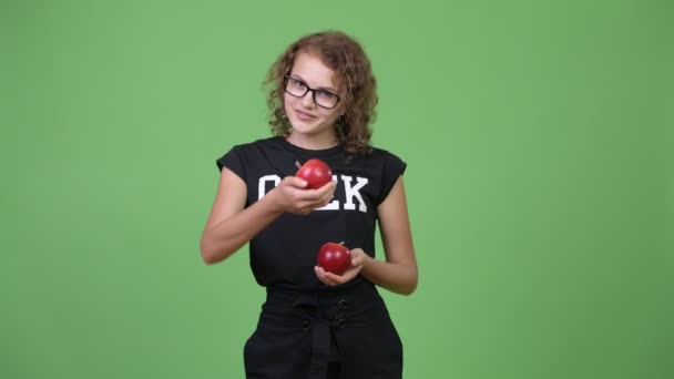 Jovem bela nerd mulher dando maçã — Vídeo de Stock