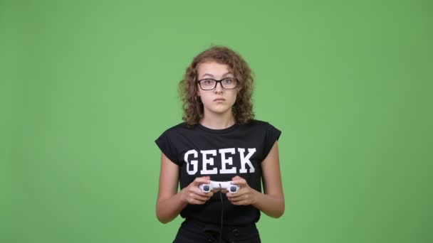 Jovem bela mulher nerd vestindo óculos enquanto joga jogos — Vídeo de Stock