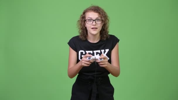 Jonge gelukkig prachtige nerd vrouw spelen en winnen — Stockvideo