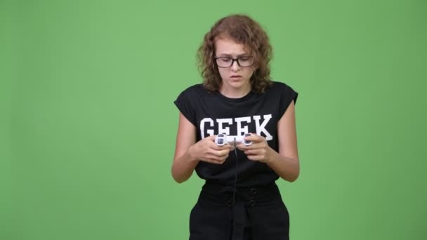 Fiatal nerd-nő játék, és elveszíti hangsúlyozta — Stock videók