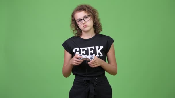 Jovem cansado nerd mulher jogando jogos enquanto adormece — Vídeo de Stock