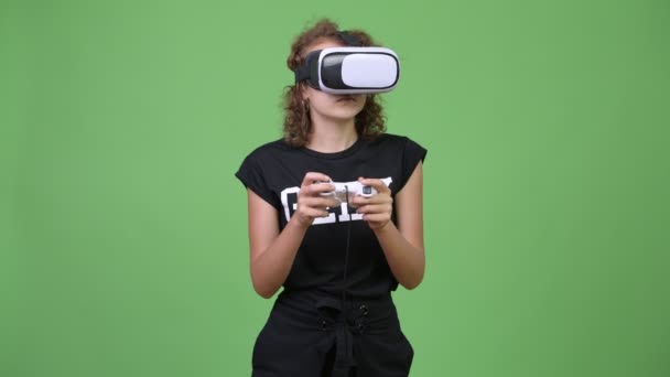 Jovem feliz linda nerd mulher jogando jogos enquanto usando fone de ouvido realidade virtual — Vídeo de Stock