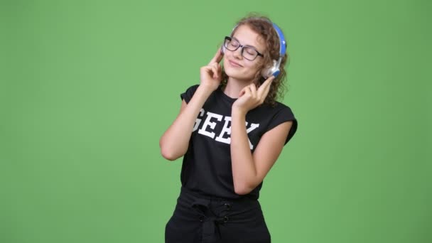 Fiatal gyönyörű nerd nő zene hallgatása — Stock videók