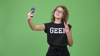 Selfie telefon ile alarak genç mutlu güzel inek kadın