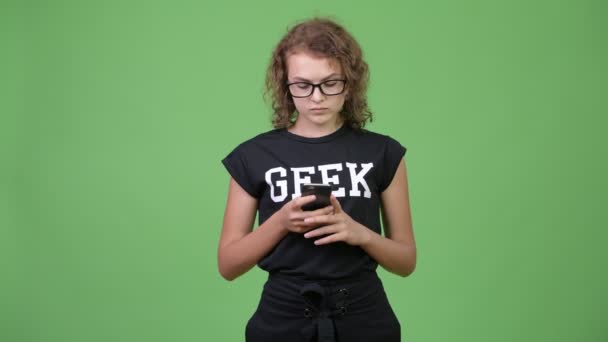 Giovane felice bella nerd donna utilizzando il telefono — Video Stock