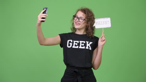 Młody szczęśliwy nerd piękna kobieta biorąc selfie z papieru znak — Wideo stockowe