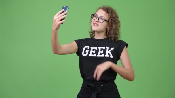 Młody szczęśliwy nerd piękna kobieta wideo zawód i Wyświetlono telefon — Wideo stockowe