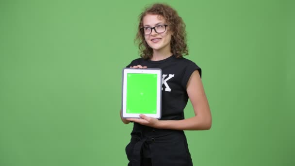 Junge glückliche schöne Nerd-Frau zeigt digitales Tablet — Stockvideo