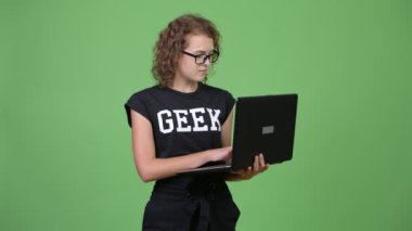 Chroma anahtar yeşil arka plana sahip karşı kıvırcık sarı saçlı Genç güzel inek kadın stüdyo çekim