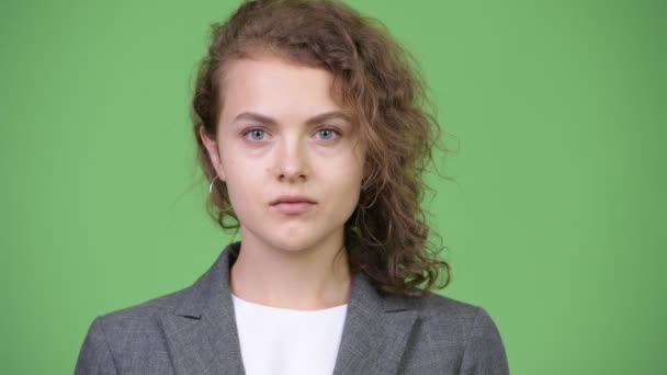 Göndör szőke haja fiatal boldog szép üzletasszony — Stock videók