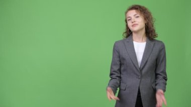 Bir şey gösterilen genç mutlu güzel iş kadını