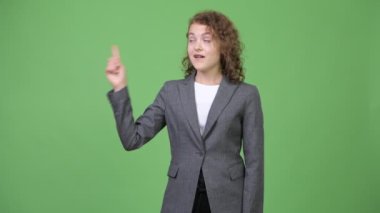 Genç mutlu güzel işkadını süre yukarı dönük düşünme