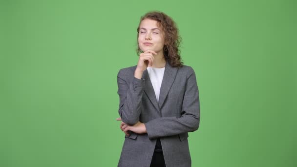 Jonge gelukkig mooi zakenvrouw denken en opzoeken — Stockvideo