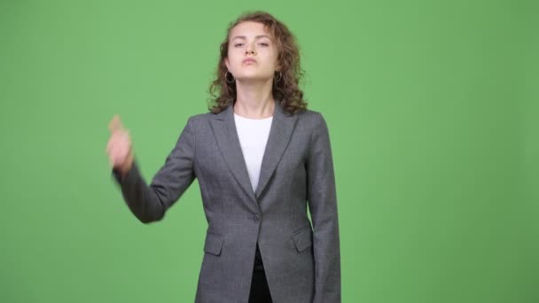 親指をあきらめて若い美しい女性実業家 — ストック動画