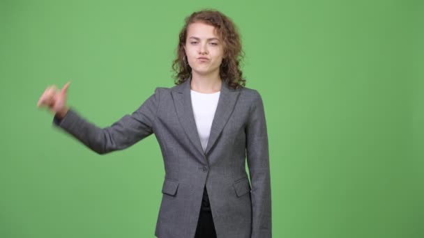 Ung stressad affärskvinna ger tummen ner — Stockvideo