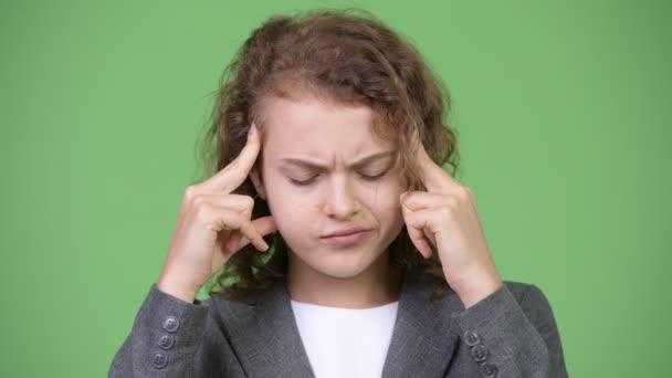 Joven mujer de negocios estresada teniendo dolor de cabeza — Vídeo de stock