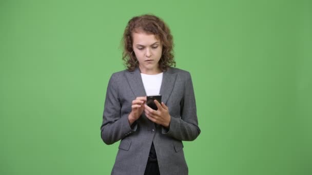 Joven mujer de negocios estresada usando el teléfono y mirando sorprendido — Vídeos de Stock