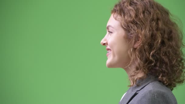 Profilo vista della giovane bella donna d'affari con i capelli biondi ricci sorridenti — Video Stock