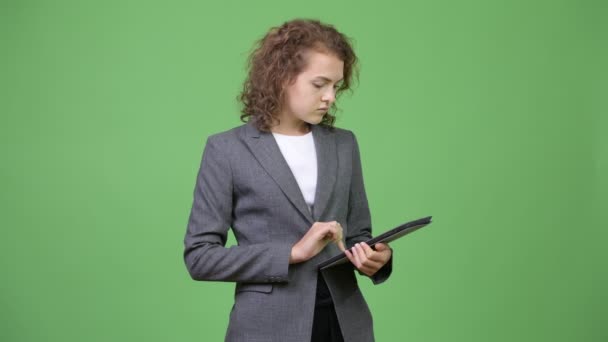 Jonge gelukkig mooi zakenvrouw denken tijdens het gebruik van digitale tablet — Stockvideo