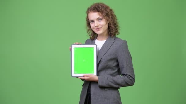 Jovem mulher de negócios bonita feliz mostrando tablet digital — Vídeo de Stock