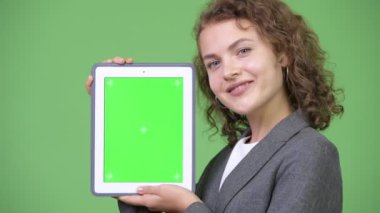 Genç mutlu güzel iş kadını gösteren dijital tablet