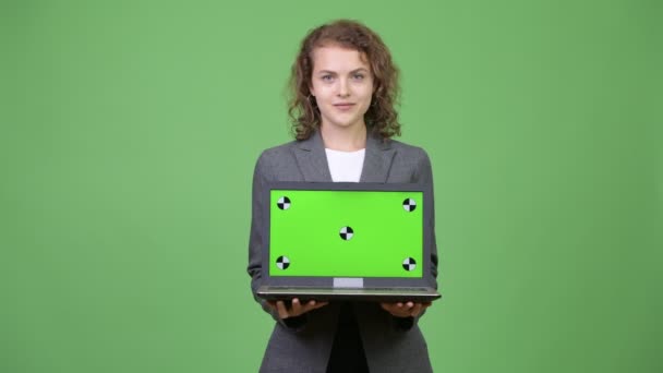 Jovem mulher de negócios bonita feliz mostrando laptop — Vídeo de Stock