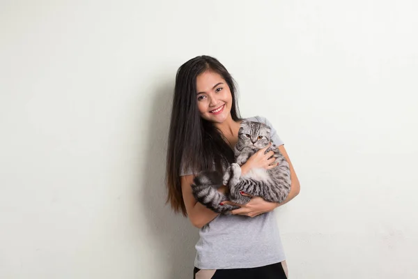 Joven feliz hermosa mujer asiática sonriendo mientras sostiene lindo gato —  Fotos de Stock