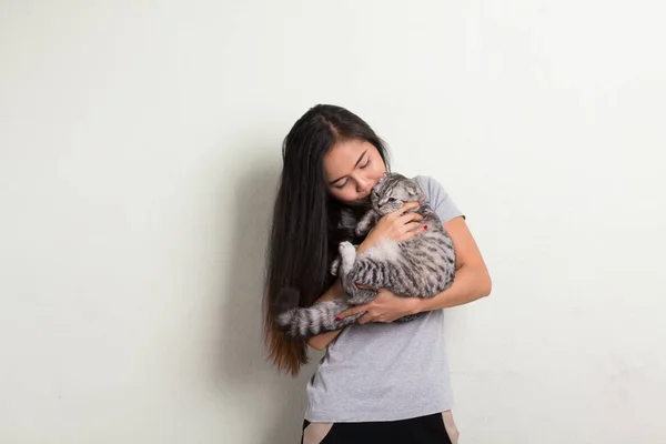 かわいい猫のキス若い幸せな美しいアジアの女性 — ストック写真