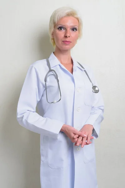 Mulher loira bonita médico com cabelo curto — Fotografia de Stock