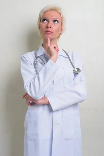 Mulher loira bonita médico com cabelo curto — Fotografia de Stock