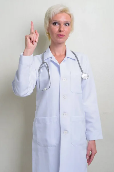 Mulher loira bonita médico com cabelo curto — Fotografia de Stock