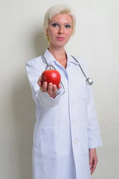 Mulher loira bonita médico com cabelo curto — Fotografia de Stock