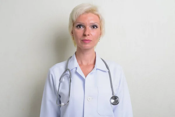 Mulher loira bonita médico com cabelo curto — Fotografia de Stock