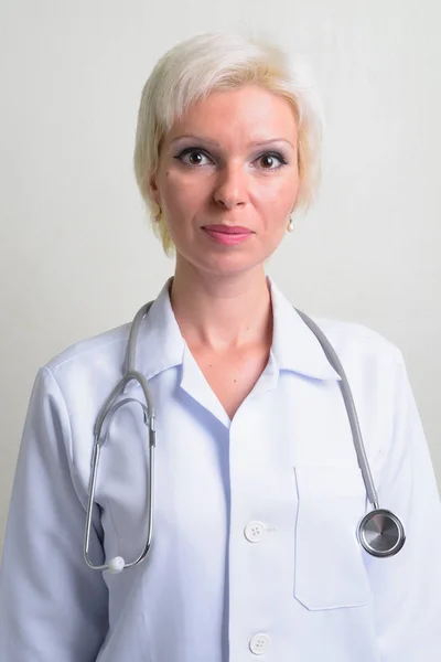 Mulher loira bonita médico com cabelo curto — Fotografia de Stock