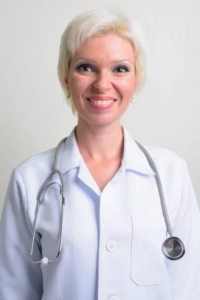 Linda mulher loira feliz médico com cabelo curto — Fotografia de Stock