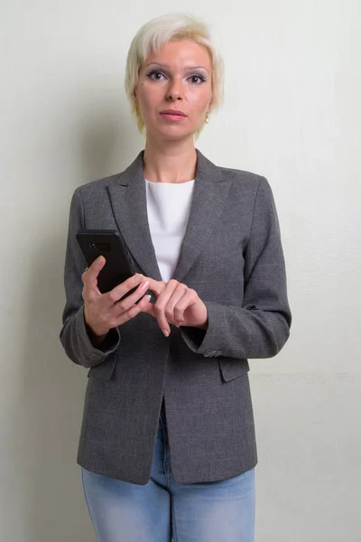 Hermosa mujer de negocios rubia con el pelo corto usando el teléfono —  Fotos de Stock